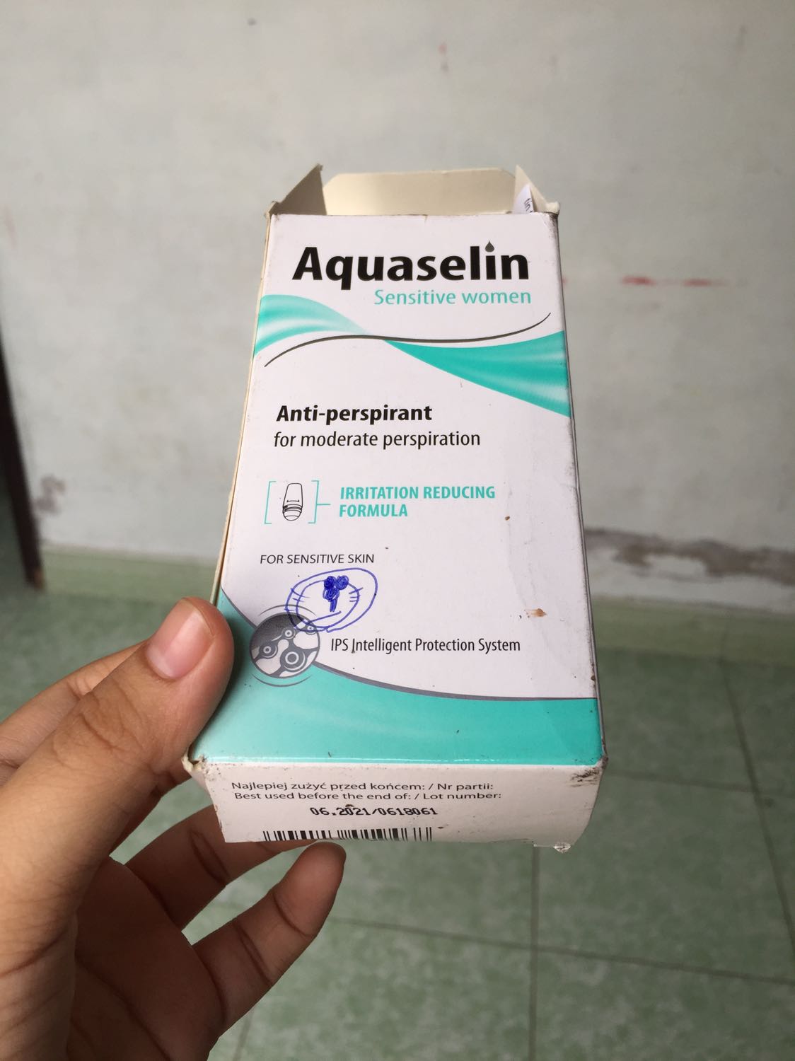 Mình mới nhận hàng vào trưa nay và mở ra đã thấy thế này đây, vỏ hộp ngoài rất bẩn và cũ. Mong tiki sẽ cẩn thận hơn khi đóng gói hàng cho khách.