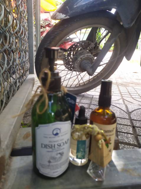 Lần đầu tiên thấy có 1 shop nhắn tin hỏi thăm KH kĩ càng như này. Mùi  khá là ok, khi sử dụng thì tinh dầu chảy hơi ra nhiều, chắc do thiết kế vòi to. Nếu chảy ra từng giọt một thì sẽ tuyệt vời. Tuy nhiên shop này vẫn xứng đáng 5 sao nhen. Lần đầu tiên thấy có 1 shop nhắn tin hỏi thăm KH kĩ càng như này. Mùi  khá là ok, khi sử dụng thì tinh dầu chảy hơi ra nhiều, chắc do thiết kế vòi to. Nếu chảy ra từng giọt một thì sẽ tuyệt vời. Tuy nhiên shop này vẫn xứng đáng 5 sao nhen.