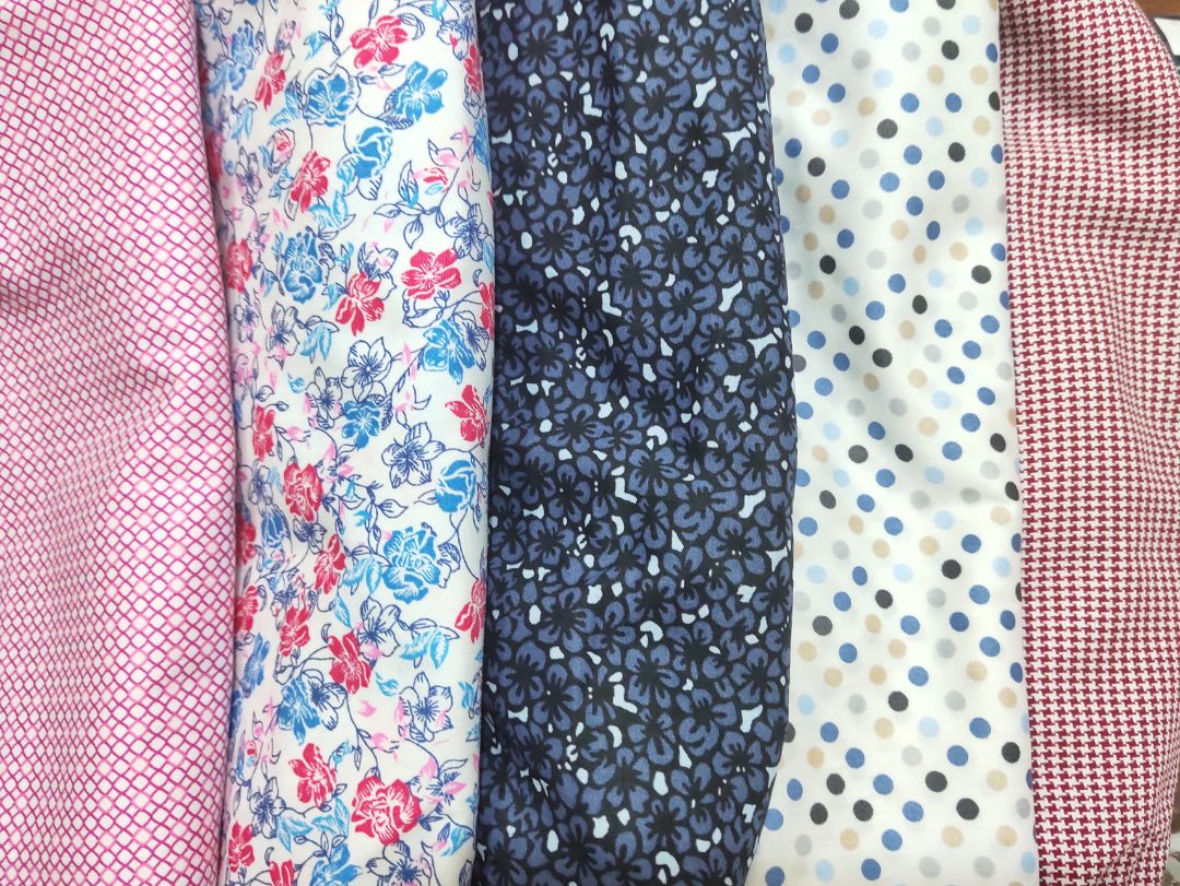 1/ Hài lòng:  nhận hàng đúng hình, chính hãng. Vải đẹp, mịn, không bay màu, cotton mềm mát. Form quần ôm đẹp, bạn nào muốn thoải mái nên lấy size lớn hơn. Giá xứng với chất lượng. Nên mua dùng.

2/. KHÔNG HÀI LÒNG: NỘI DUNG GIÁ BÁN KHÔNG TRUNG THỰC.
   - Trên web ghi giá 250k GIẢM50% , còn lại 125k.
  - Thực tế nhận hàng, có barcode giá của NSX combo là 125k.
 ==> như vậy có phải tôi bị *** không?
( * Tôi muốn góp ý để shop cải tiến tốt hơn.)