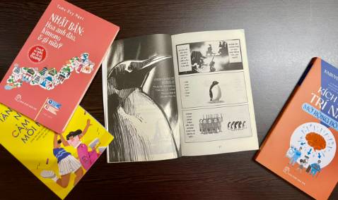 Mình yêu thích tác giả - dịch giả Tama Duy Ngọc từ hồi đọc quyển "Nhật Bản : hoa anh đào, Kimono và gì nữa?". Văn phong nhẹ nhàng, thêm chút hóm hỉnh dí dỏm cùng những hình vẽ siêu cute trong quyển sách của Tama Duy Ngọc đã "chinh phục" rất nhiều độc giả như mình. Ở mảng dịch thuật, Tama Duy Ngọc cũng rất thành công. Bộ truyện "Thám tử Kindaichi" là một ví dụ. Năm nay, Tama "ra mắt" bộ 3 tác phẩm độc đáo mà tác giả dịch thuật. Quyển "Muông thú dạy ta bài học cuộc sống" là một trong số đó. Quyển sách chắc chắn sẽ hấp dẫn với tất cả bạn đọc, nhất là những bạn đọc tuổi "teen" yêu thích truyện tranh. Các thông điệp, bài học sâu sắc về mọi khía cạnh cuộc sống con người được lồng ghép khéo léo trong những câu chuyện bằng tranh ngắn ngắn về các loài vật, khiến người đọc tiếp thu một cách tự nhiên, k cảm thấy áp lực. Thêm vào đó là những phần tổng hợp kiến thức lý thú về tập tính sinh học, nét độc đáo của một số loài vật như : ong mật, chim cánh cụt, bạch tuộc, con lửng... Nhà có em bé đang tuổi học đọc, mình kể cho bé nghe vài câu chuyện trong này, bé thích mê luôn !