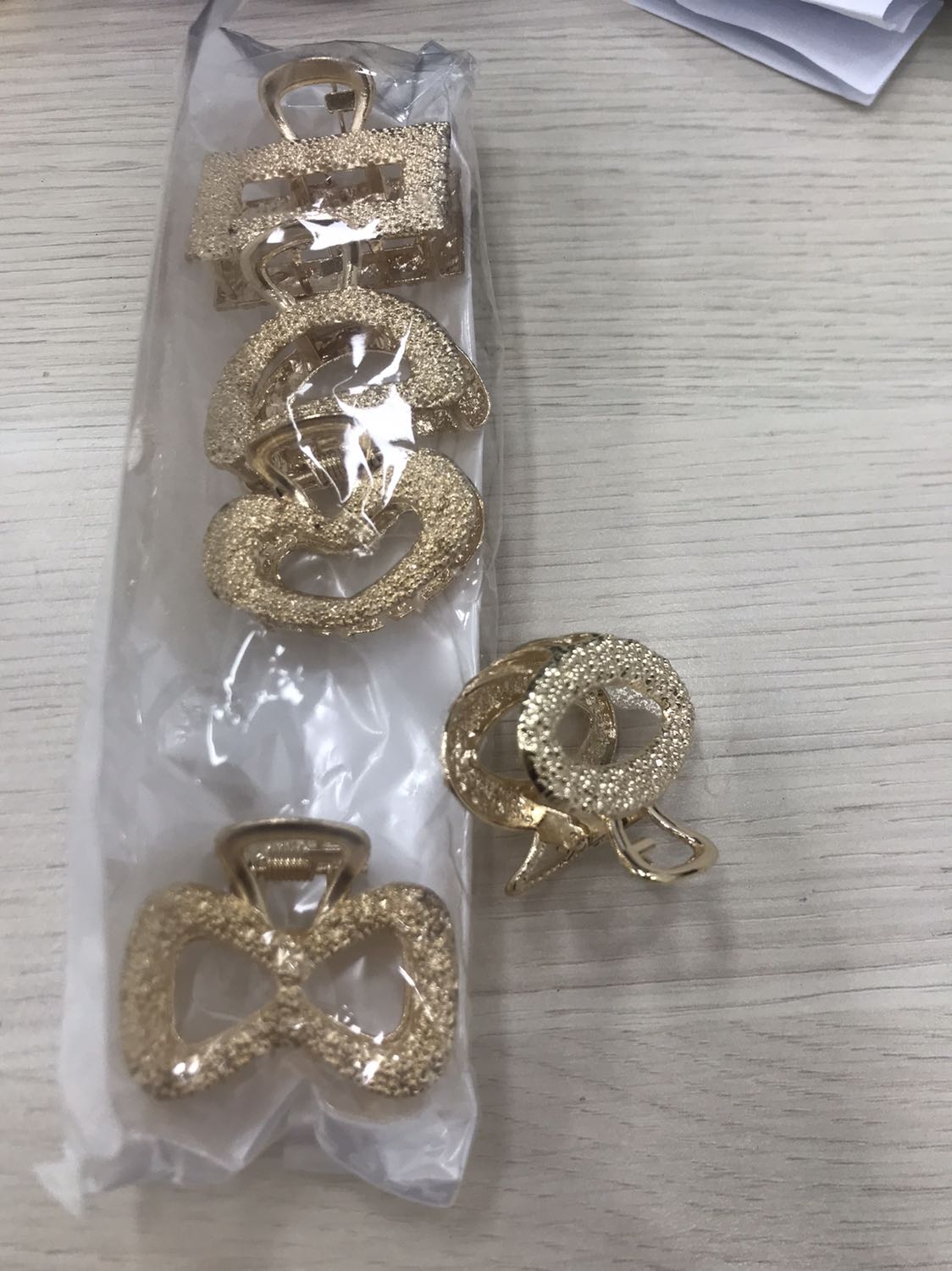 Kẹp khá mỏng, chất kim loại. Mình tưởng to hơn, nhưng với giá này thì cũng hợp lý.