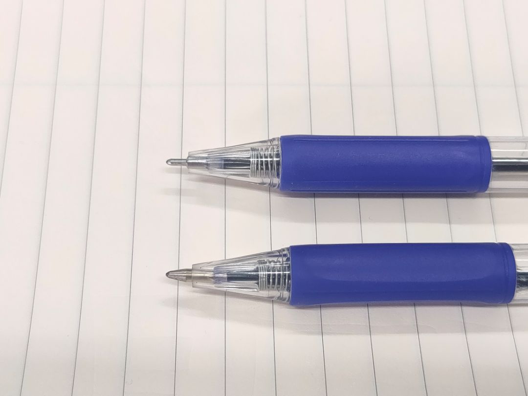 Theo bao bì sản phẩm thì viết này ngòi 0.7mm, nhưng hàng nhận về k đúng. Ảnh mình chụp so sánh bút mới giao và bút mình đã mua, vỏ ngoài giống nhau nhưng ngòi k đúng (Ngòi của viết mà shop giao là ngòi 0.5mm thôi). Đề nghị shop kiểm tra lại.