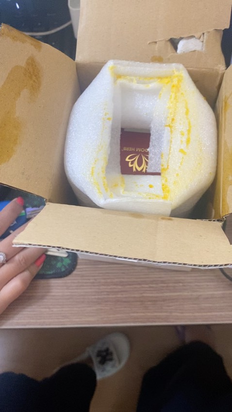 Mình Ko hiểu sao giao hàng đổ bể dữ vậy, đợi shop xử lý mãi chưa xong. Đây mình chưa bàn tới chất lượng, mà Ko hiểu sao giao đổ ra tùm lum, kêu xử lý thì chẳng ai xử lý. Mua tặng ng thân mà gặp vậy. Đúng mệt mỏi luôn. Cách shop xử lý chậm.