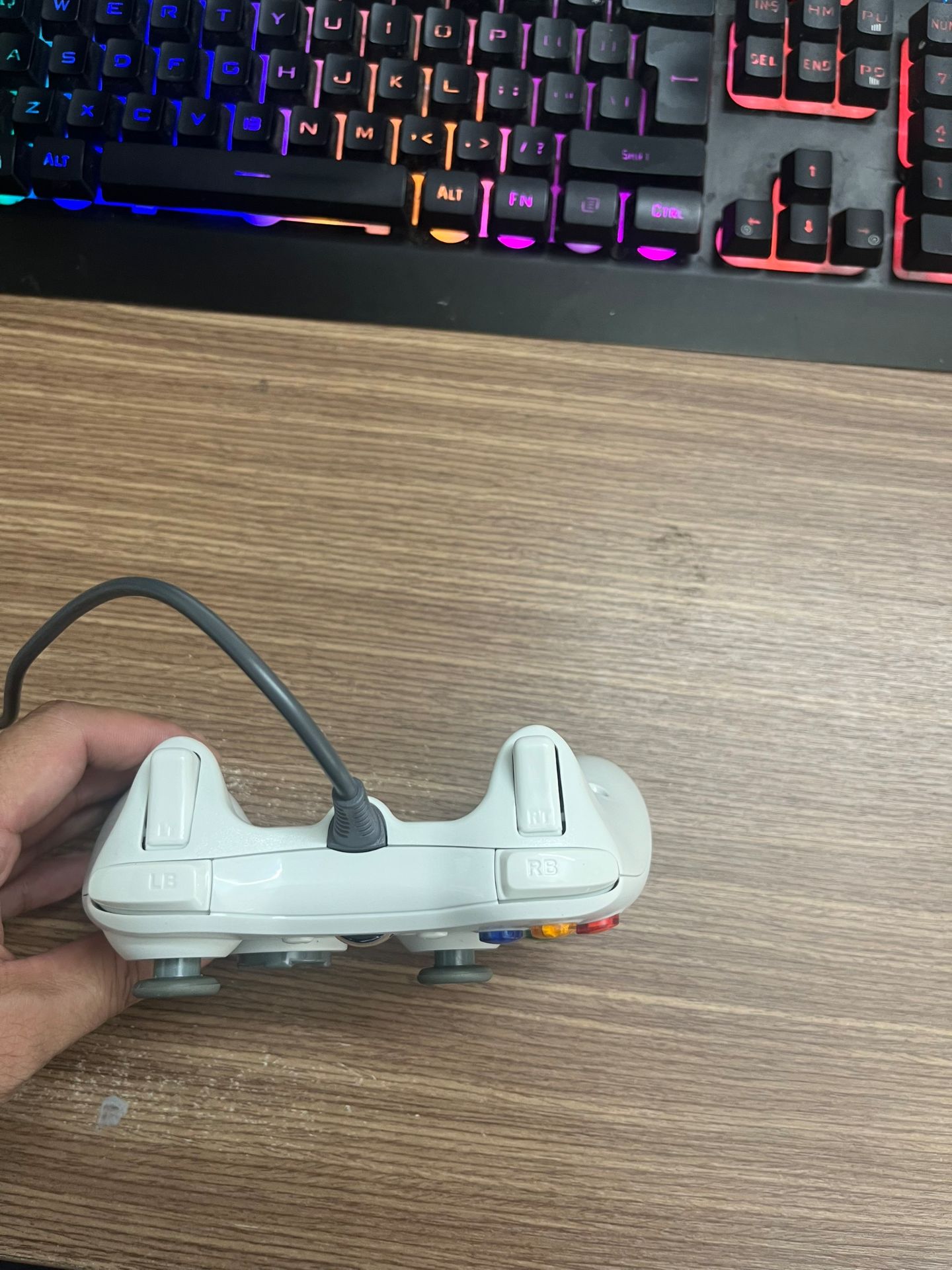 tay cầm chắc chắn, các nút bấm cho phản ứng nhạy, dây dài và rất cứng cáp, cắm vô PC 1 phát ăn ngay tay cầm chắc chắn, các nút bấm cho phản ứng nhạy, dây dài và rất cứng cáp, cắm vô PC 1 phát ăn ngay