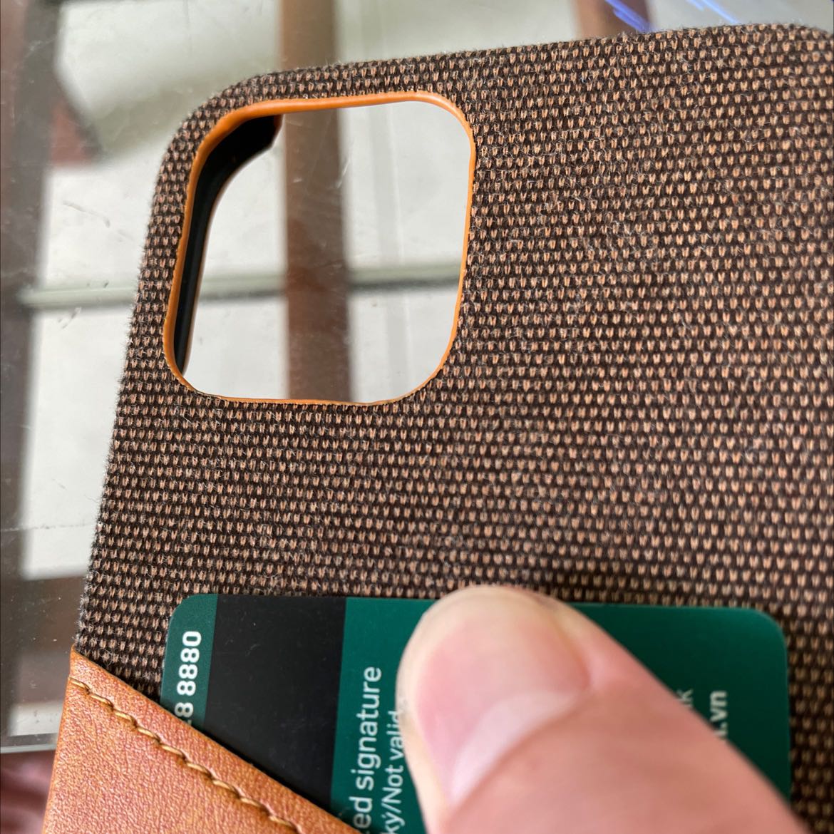 Chất lượng ốp ko phù hợp với giá tiền, 120k là quá đắt.
Ốp ko vừa khít với điện thoại.
Các đường viền cũng khá nham nhở