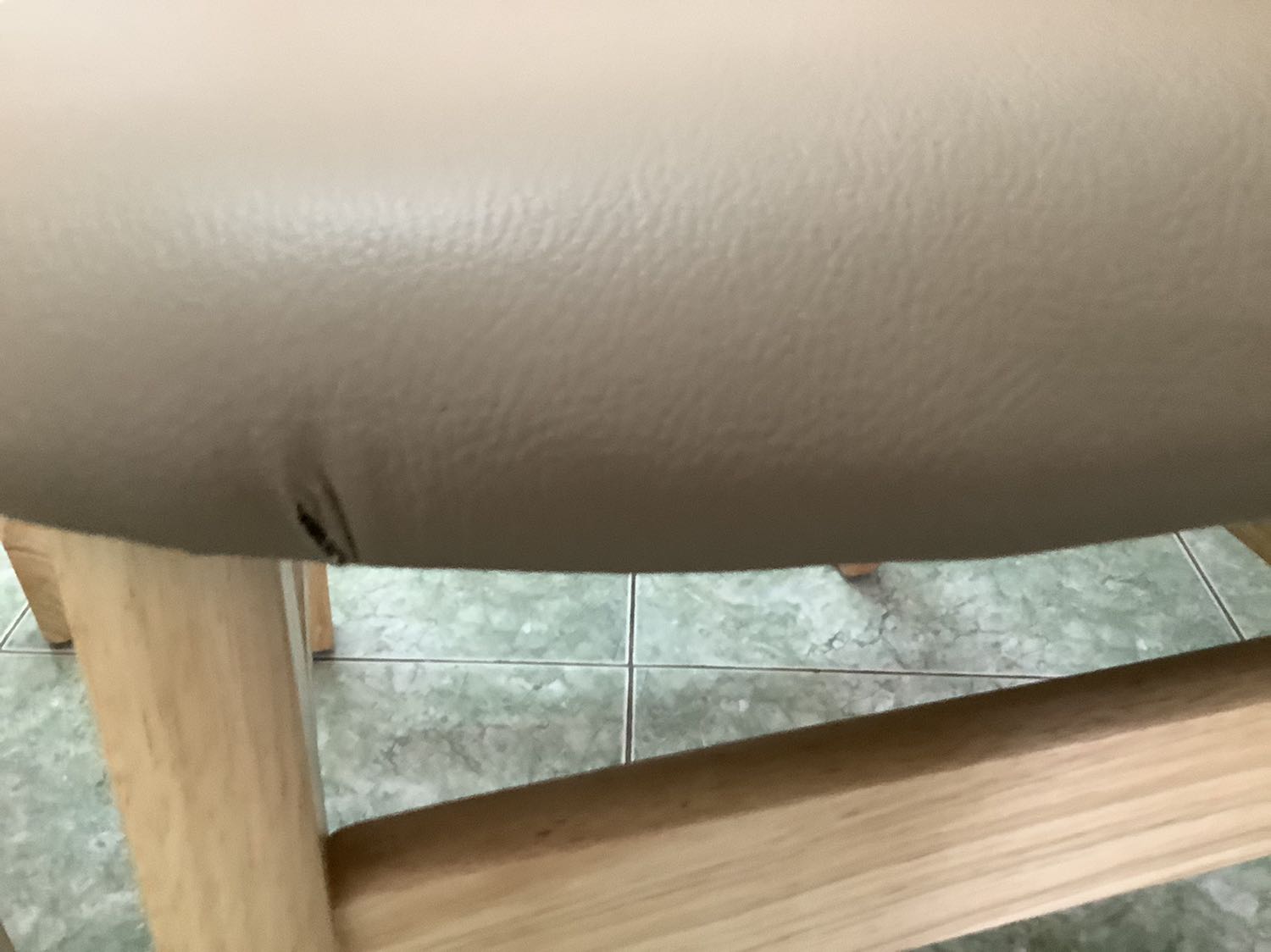 Sản phẩm bị rách . 6 ghế bị rách 5 cái , thì sẽ làm sao đây