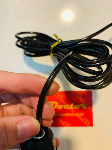 Dây đẹp, chắc tay, ship hàng cực nhanh. Mình đặt hôm qua mà hôm nay đã đến tay rồi. Chưa kể mình có tới 2 mã giảm giá từ tiki và zalopay nên mua với giá rất hời luôn ấy. Vote 5* cho 1 chú dây nhảy cả nhà cùng nhau xài nâng cao sức khoẻ mùa covid quay về. Chúc ai đọc được đánh giá này sẽ đi qua những ngày covid thật bình an!
Dây nhẹ, chắc chắn, thay đổi chiều dài dây khá dễ dàng. Lúc nhận hàng về mình mới nhảy thử vài cái thấy cũng ổn, mong dây sẽ bền. Hàng đóng gói cẩn thận, giao hàng cũng nhanh, nói chung là nên mua nha.