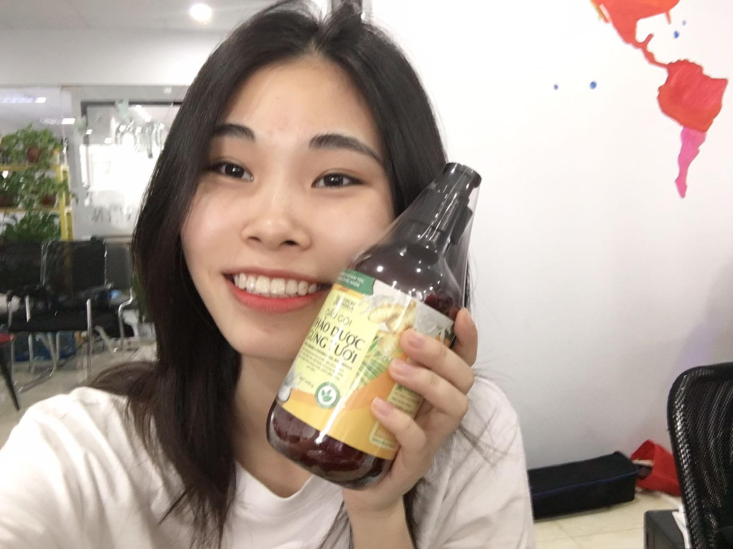 Bao bì đẹp. Mình mua 2 cặp rồi. Trước mua dùng thử thấy thích. Tóc mình tẩy rồi mà dùng thấy mượt vs cũng bớt gãy rụng hơn nên mua hộ cho bạn 1 cặp. Nói chung là thấy chất lượng rất tốt. Mùi dầu thơm dã man. Đáng tiền lắm! Mình sẽ mua nhiều hơn