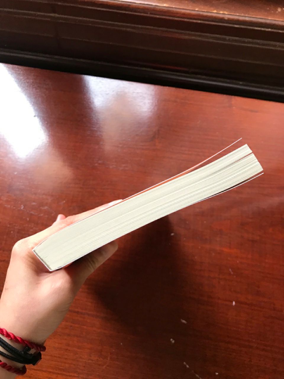 mình đặt hàng 9h tối ngày 7/3, dự kiến giao ngày 13/3 (gần 1 tuần sau) nhưng sáng sớm ngày 10/3 đã nhận rồi. Mình mua sale giá hơn 400 chỉ còn 200k, nhưng là của Fahasa giao, giờ mình thấy Tiki nâng giá lên 250k rồi còn Fahasa vẫn 200k. Sách bìa mềm, mới, đẹp, không cong quẹo gì cả. Chưa đọc nhưng nhìn đã thấy cực kì hài lòng.