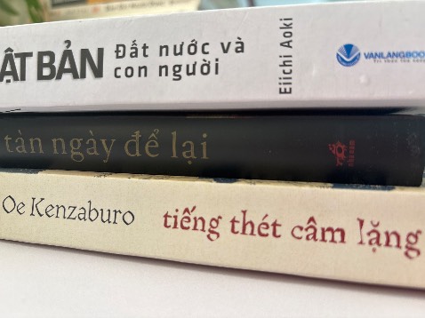Văn chương Nhật có gì đó rất đặc trưng trong cách thể hiện nhân vật Tôi. 
Cuốn này lúc mới mua đọc không vào vì màn mở đầu khá nặng nề u ám, phải để một thời gian sau tâm trạng up hơn đọc nó mới vào. Sách truyện hay đến mấy cũng cần gặp nhau ở cái thời điểm phù hợp thì độ thẩm nó mới thấu được. Hihi. Nói chung đối với mình đây là 1 tác phẩm có chiều sâu, dù sẽ nặng mề ra phết đấy. Văn chương Nhật mà, luôn phơi bày góc tối tâm hồn.
