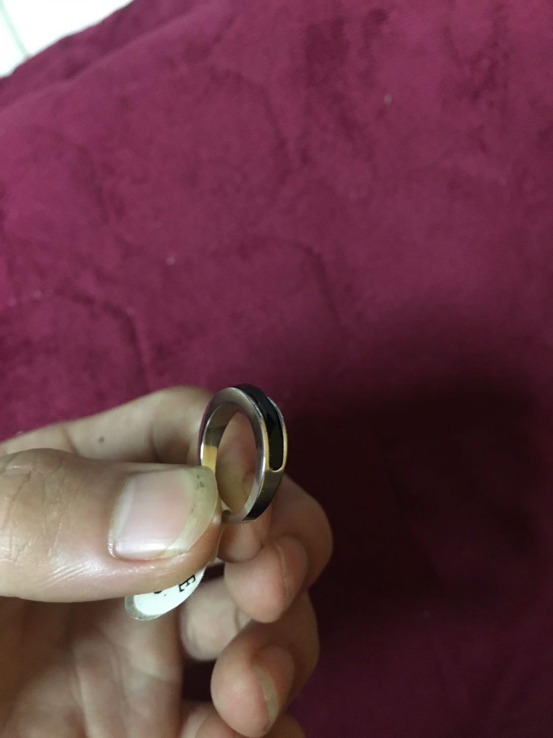 Đặt size 9 mà gửi size 5 ai đeo cho vừa nhẫn thì k giống hình mn đừng mùa shop này nha !