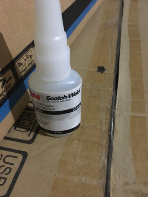 Mùi keo như mùi keo 502( ko biết shop có đổ keo 502 vào rồi dán mác 3M hay ko nữa). Mùi keo như mùi keo 502( ko biết shop có đổ keo 502 vào rồi dán mác 3M hay ko nữa).