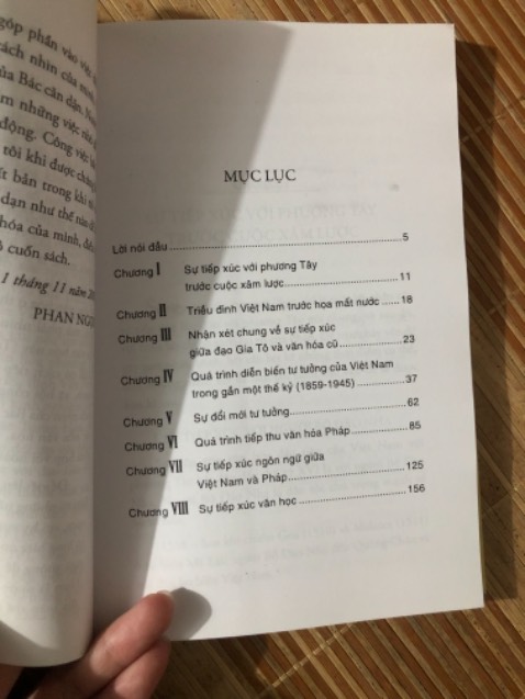 Thực ra là k phải guu của mình nhưng có giảm giá nên mua về đọc thử. Nội dung về chủ đề lịch sử, thời kỳ ảnh hưởng của Thực dân Pháp nên ai muốn tìm hiểu về lịch sử có thể tham khảo, nội dung giữa các phần cũng rất rõ ràng, mạch lạc.