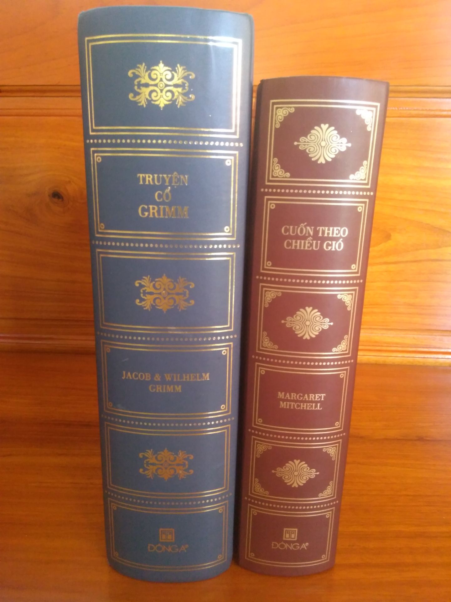 Phải nói là cầm trên tay quyển sách hết sức xuất sắc!!! Bìa nhũ vàng sang trọng, giấy tốt, mùi thơm, sờ vào tay đã gì đâu :))) Đông A xuất bản quyển này không những làm sống lại một tuổi thơ của hàng triệu trẻ em thế giới nói chung và trẻ em Việt Nam nói riêng. Về quyển sách này thì khỏi phải bàn rồi: về nội dung chứa đựng toàn những câu chuyện quen thuộc như Hoàng tử ếch, Sói và bảy chú dê con, Ba bà kéo sợi, Hansel và Gretel, Lọ lem, Cô bé quàng khăn đỏ,... toàn là những câu chuyện quen thuộc với trẻ em thế giới. Truyện được xuất bản lần đầu năm 1812 và đã được chuyển ngữ hơn 160 ngôn ngữ trên thế giới, đồng thời Truyện cổ Grimm (tên tiếng Đức là Grimms Märchen) còn được UNESCO công nhận là di sản văn hóa thế giới. Và tên tuổi của hai anh em Jacob và Wilhelm Grimm sẽ mãi trường tồn cùng những câu chuyện mà hai ông đã dày công sưu tập và biên soạn. Hết sức xứng đáng với giá trị bỏ ra.
Tiki giao hàng nhanh, không bị gãy hoặc móp méo, giá giảm cũng kha khá.