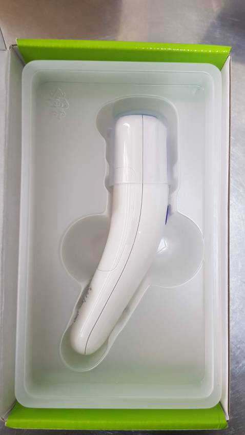 Tuy giao hàng hơi lâu nhưng thông cảm được, do giãn cách theo chỉ thị thành phố, vừa nhận được sáng này là *** thử. Review cho mọi người, về thương hiệu Omron (Nhật Bản) thì khỏi bàn, trong hộp cói sách hướng dẫn tích việt, phiếu bảo hành (hoặc dùng bảo hành điện tử) , có pin sẵn, chỉ cần kéo miếng seal là pin được kích hoạt.