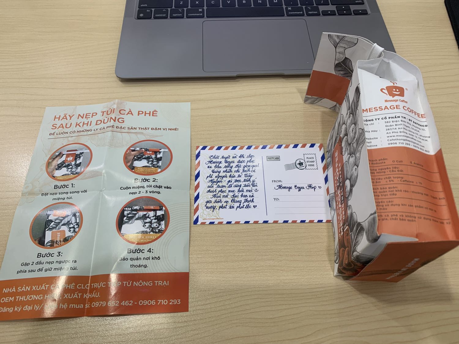 Mới đặt lúc tầm 10h sáng thì 12h45 nhận luôn. Tiki Now xứng đáng có thêm 1 điểm thanh lịch :))

Nói về cafe thì cảm nhận đầu tiên, vừa khui hộp tiki đã ngửi mùi rất thơm. Mở thêm lớp nilon bọc ngoài thì thấy đóng gói đẹp, thêm phần thư viết tay (bản in) và hướng dẫn pha cafe, dù là chi tiết nhỏ nhưng mình đánh giá là tinh tế

Còn hương vị cafe thì chưa dùng nên chưa đánh giá được

Quay lại vấn đề MUỐN HỎI với shop: quảng cáo là 7 phần Robusta + 3 phần Arabica, nhưng bao bì lại có thêm CULI?