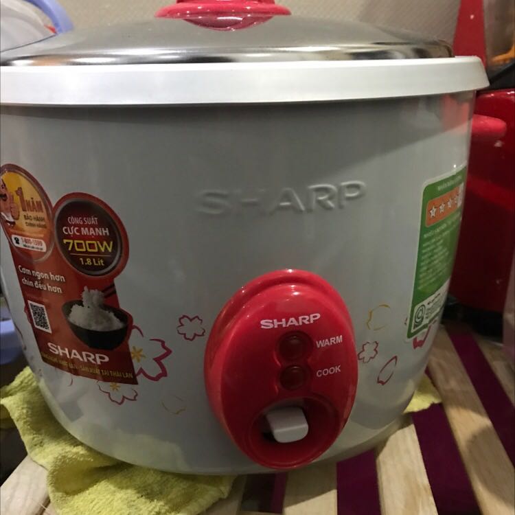 Đang sử dụng nồi điện tử nhưng vợ muốn cảm giác ăn cơm hơi cháy cháy dưới đáy nồi nên chọn loại truyền thống này. Hàng của Sharp nên cơm chín đều tơi xốp