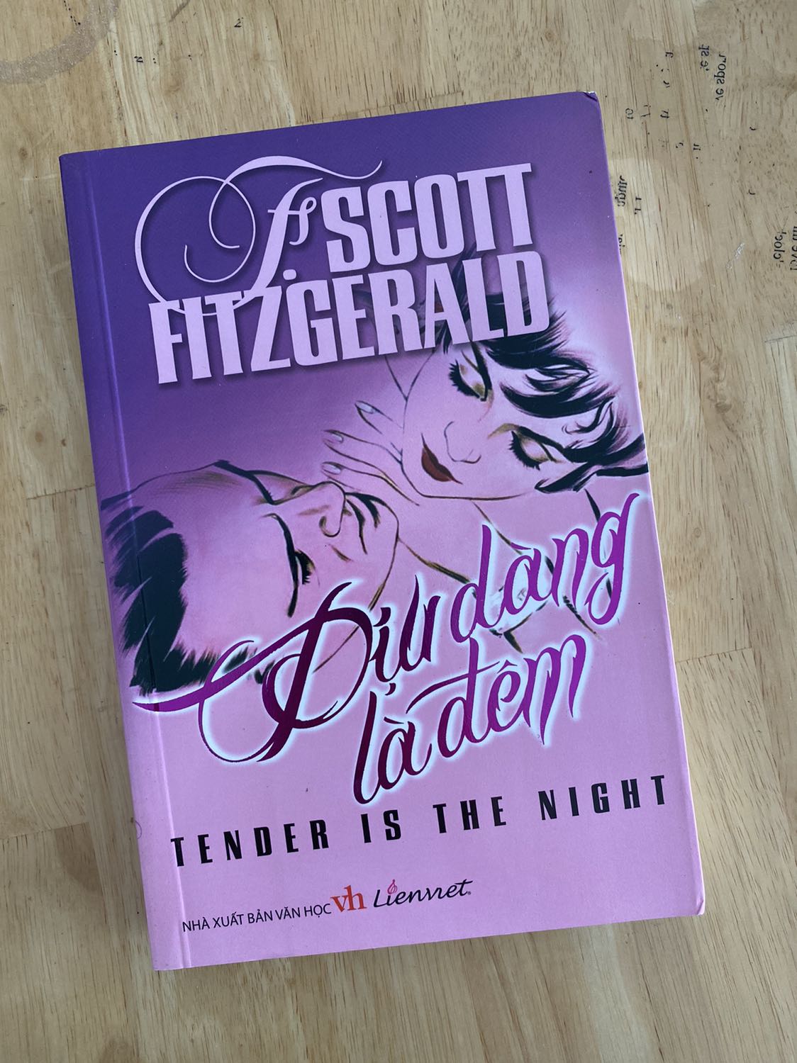 Sách giao sớm hơn dự kiến, bao bọc kĩ càng, có hơi quăn ở mép bìa nhưng ko đáng kể