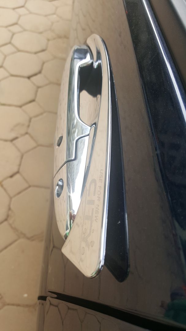 Băng dính nhỏ không đủ chắc, cong vênh cả trên và dưới không lắp được. Tôi mong muốn trả lại hàng