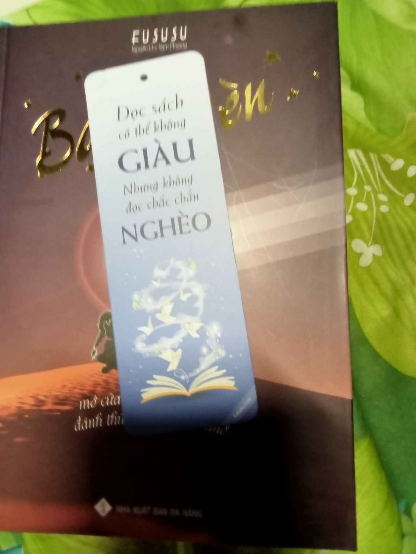 Đóng gói không có bọc chống sốc, góc sách bị móp, bìa sách trầy xước và bìa sách lõng lẻo. Sách này chỉ có thể là sách cũ hoặc sản phẩm trưng bày nên không được bọc nilon mới. Bookmark hàm ý chửi khách hàng ( tối đã mua sách thì có nghĩa tôi là người đọc sách mới mua nhà sách thiếu tinh tế!) Sản phẩm tôi nhận được không xứng đáng với số tiền tôi bỏ ra yêu cầu nhà sách tôn trọng khách hàng yêu cầu nhà sách cung cấp sách mới. Tiki có thể xem xét lại việc kinh doanh của nhà sách để không bị ảnh hưởng tới các sản phẩm - dịch vụ khác!