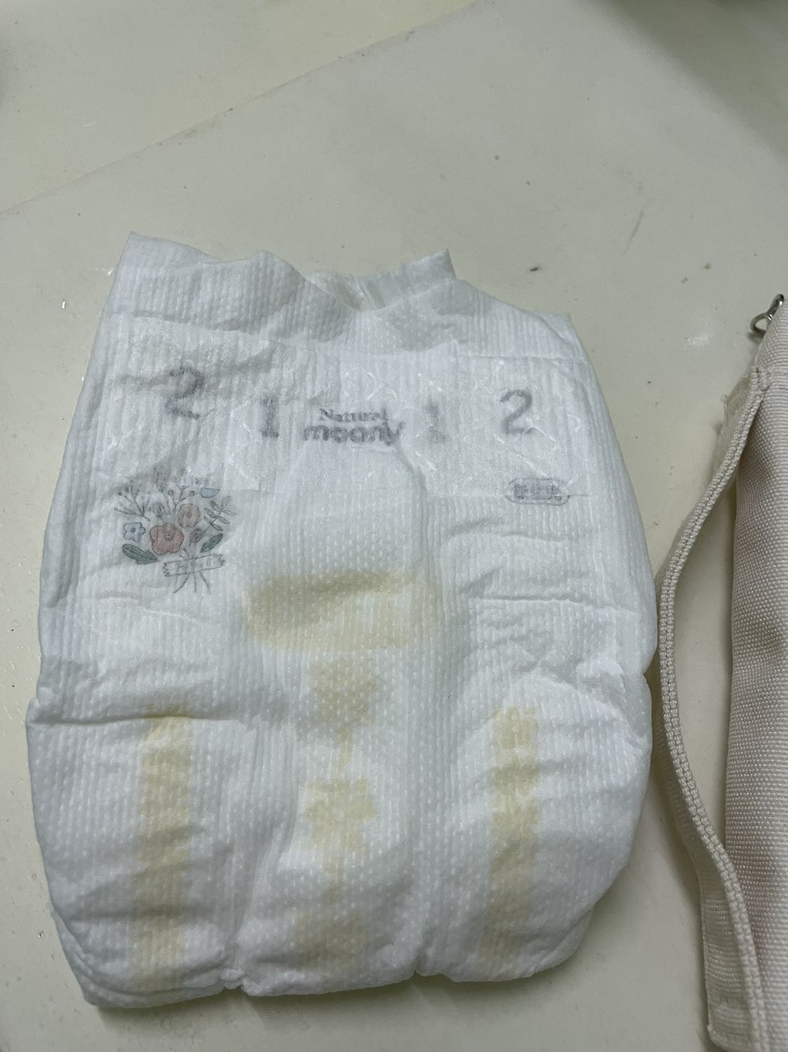 Lần đầu mua tin tưởng lựa chọn tiki trading. Nhưng tã không đúng chất lượng có mùi hắt và phần dán của tã màu vàng mà không phải màu xanh😅 Lần đầu mua tin tưởng lựa chọn tiki trading. Nhưng tã không đúng chất lượng có mùi hắt và phần dán của tã màu vàng mà không phải màu xanh😅