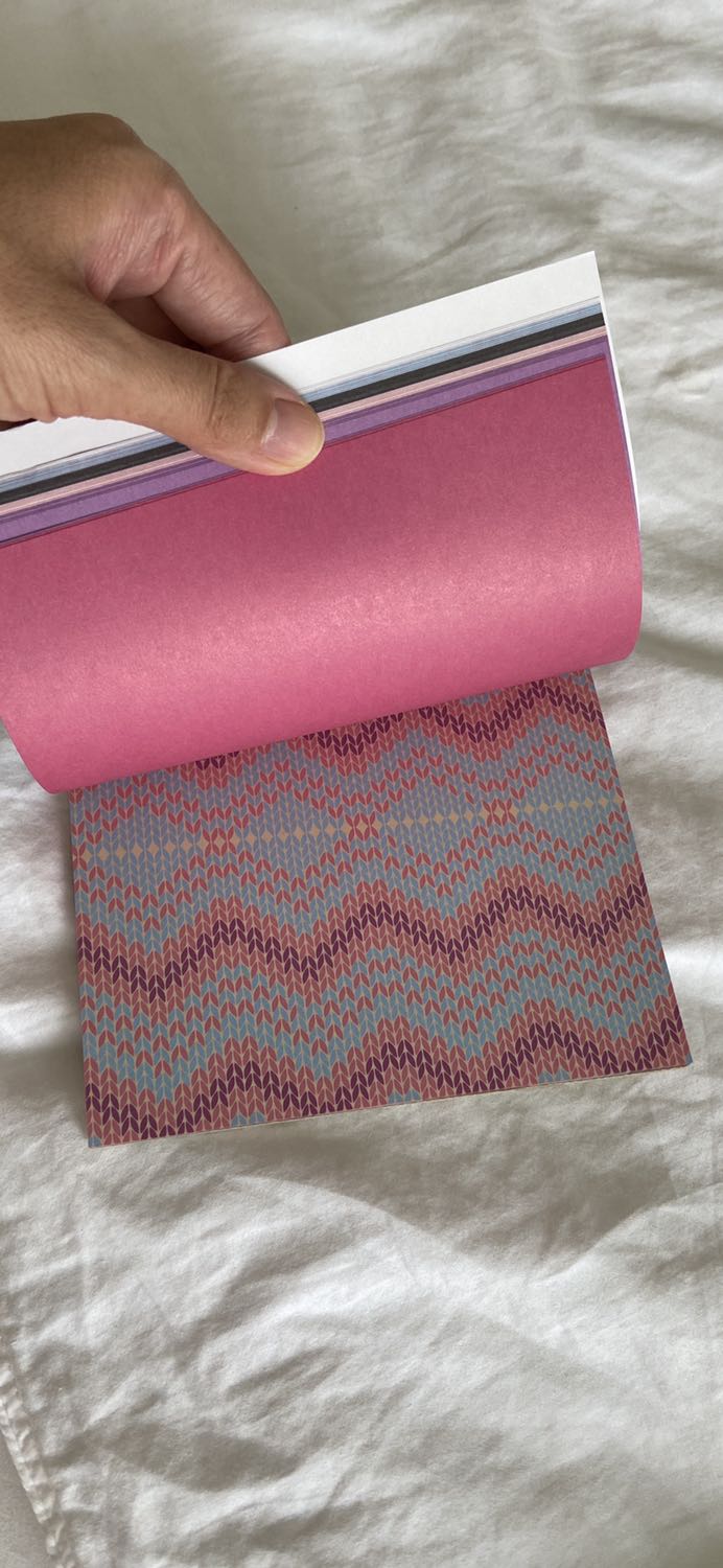 10 điểm, chất giấy đẹp, size vuông 15x15, giá rẻ, 50 tờ. In màu 2 mặt, nhiều hoạ tiết lhacs nhau.
Về chất giấy và giá tiền thì ăn đứt tất cả các loại giấy origami khác đang bán trên tiki. 

Tiếc là chỉ có 1 size.