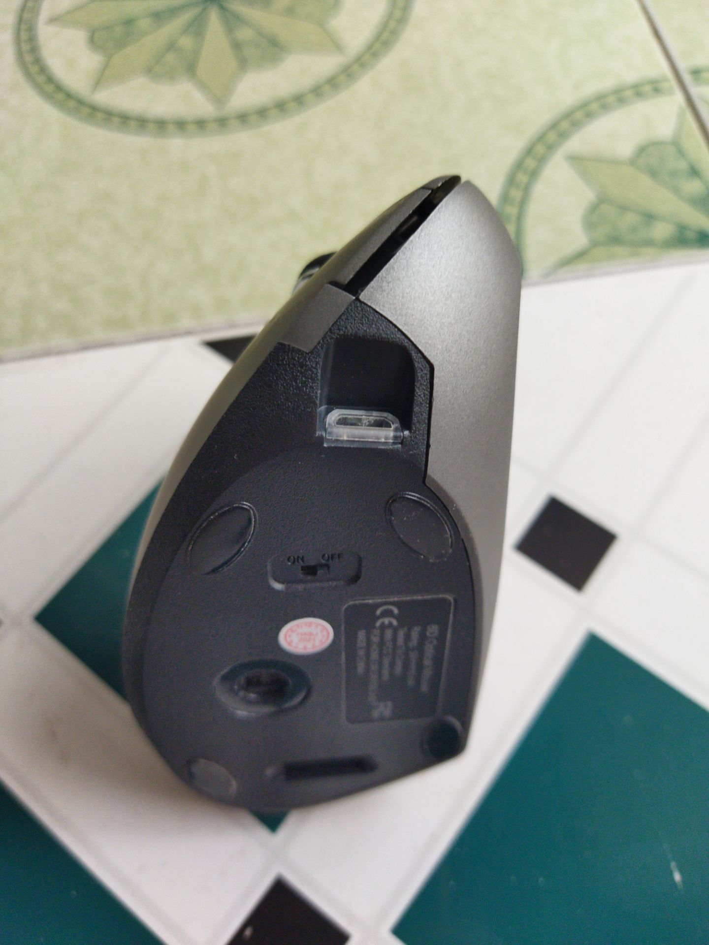 Loại chuột khá lạ so với bản thân, mới đầu dùng chưa quen, chuột nhẹ, di chuyển tốt. Các phím bấm nhạy, kết nối với máy tính ổn định. Phần chưa ưng ý là cổng sạc không phải type C.