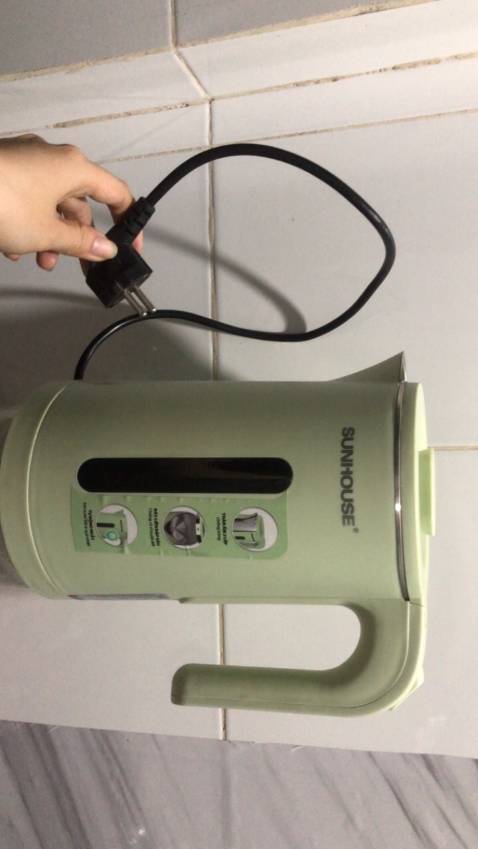 Ấm nhìn rất chắc chắn. Sôi nhanh. Màu xanh này mình rất thích