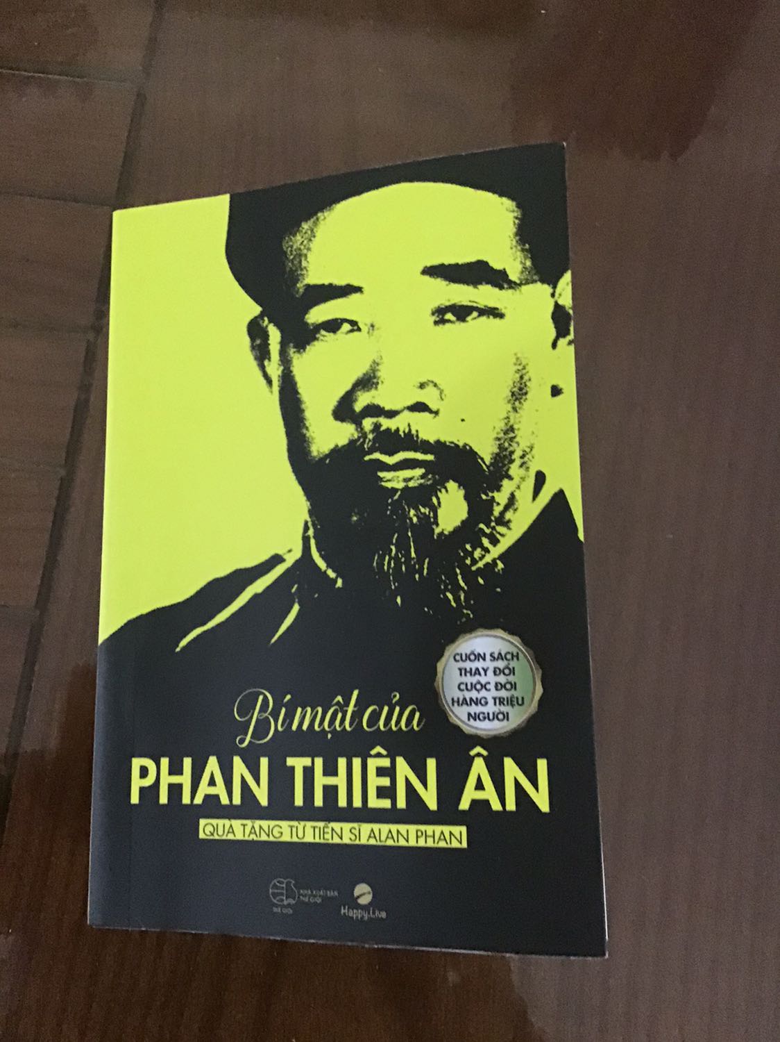 Sách giao khá nhanh. Được bọc kĩ càng. Đây là mốt cuốn sách khá hay kể vể cuộc đời của Thiên Ân từ cậu bé mồ côi với ước mơ giàu có nhất thế giới. Và vô tình gặp được người chú Lương Thành thương nhân giàu có truyền 10 tờ kinh. Sau đó ông Thiên Ân ra nước ngoài dẫu gặp nhiều khó khăn, thử thách nhưng ông vẫn kiên định, ý chí thành công không tử bỏ và đã thành công. Và ông làm đúng di nguyện ông chú chia sẻ lại bí quyết cho tất cả mọi người. Cuốn sách kể chuyện hấp dẫn, rất đáng bỏ vào tủ sách hàng ngày đọc.