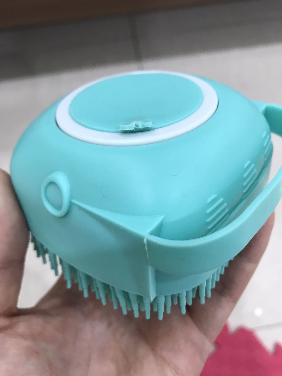 Mềm. Nếu ko có vết nhựa lỗi thì mình hài lòng hơn!