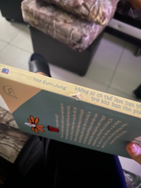 Giao hàng nhanh, nhưng vận chuyển bị rách 1 góc của thùng dẫn tới trầy sách rồi. Sách in đẹp.