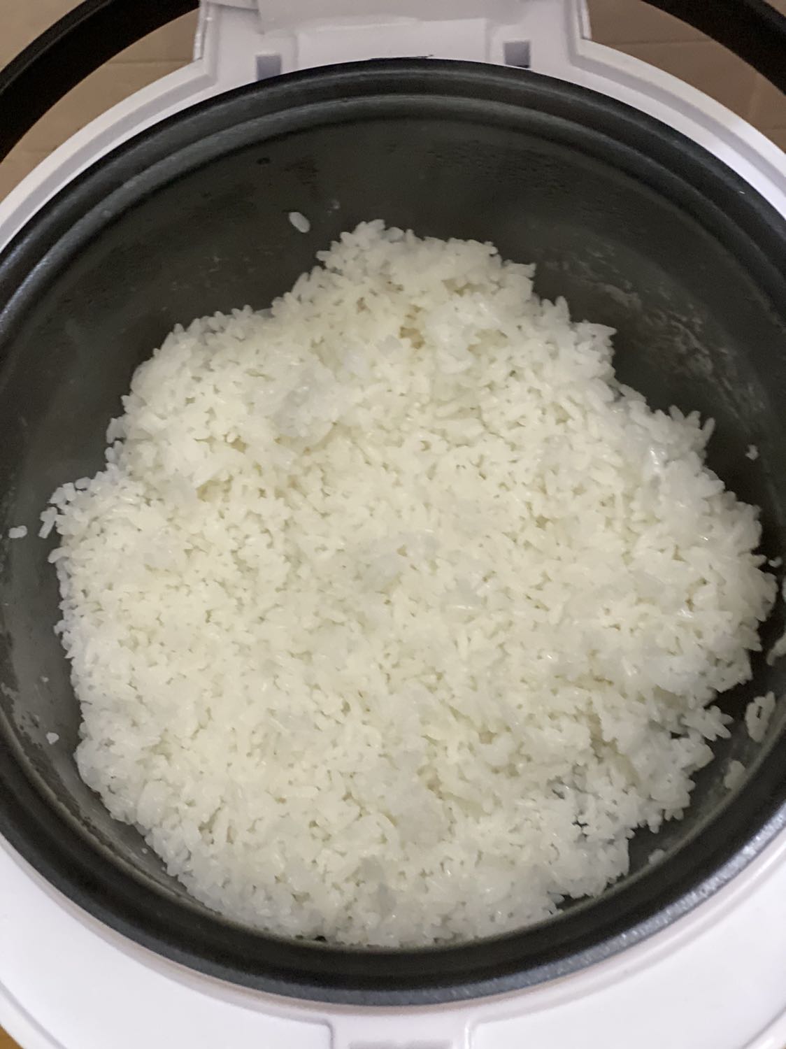 U là trời đặt từ 10/10 tới 25/11 mới nhận đc hàng mn ạ. Nồi xinh, 1.2L nên sẽ hơi nhỏ nếu nhà đông ng nha. Ruột nồi mỏng như các loại giá tầm trung khác, lò xo của nồi có cảm giác hơ dỏm 😂. Hy vọng xài sẽ bền.