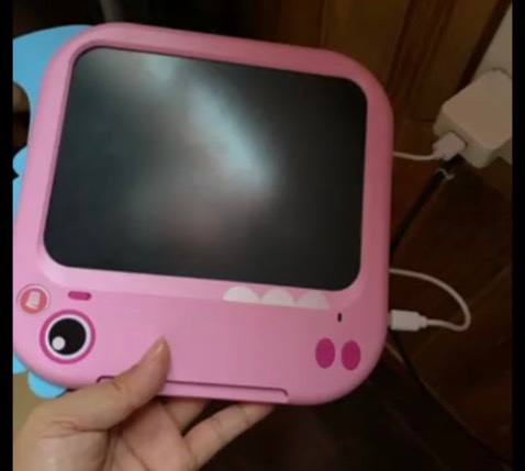 Lúc nhận hàng đã Ko còn pin để thử, ship nói cứ nhận rồi sạc pin là sử dụng dc, nay sạc ko vô pin, shop nói gửi bảo hành, mình mua mới phải dc đổi mới như quảng cáo chứ, shop nói sẽ bảo hành. 
Sau khi phản ánh bên shop đã liên lạc để đổi lại cái mới đang chờ shop đổi cái mới bị lỗi Ko xạc pin dc