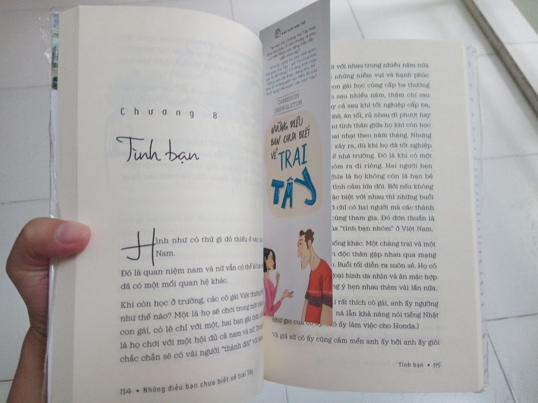 Mình mua và mới đọc được 1/2 quyển nhưng có nhận xét thế này. 
Nội dung sách khá ok cho bạn nữ nào đang làm quen/hẹn hò hoặc có ý định tìm bạn trai Tây. Điểm mình đánh giá cao là sách do 1 người đàn ông Tây viết về trai Tây, dù ít nhiều vẫn có suy nghĩ chủ quan, nhưng đảm bảo đem đến nhiều vấn đề cho người đọc hiểu thêm/suy nghĩ thêm trước 1 mối quan hệ với trai Tây (dù yêu hay bạn bè). Tác giả ở VN lâu năm nên có được cái nhìn 2 chiều giữa Tây và Ta, ở cả 2 giới. Và điểm mình chưa thích lắm là: vì do người nước ngoài nên hiển nhiên văn phong, câu cú nhiều khi hơi lòng thòng, khó hiểu, cần đọc 2 lần mới nắm được toàn bộ ý của tác giả. 
Và 1 điều nữa là, dẫu gì tác giả cũng là Tây, nên cách hành văn và cách hài hước cũng sẽ hơi Tây, bạn nào quen với phong cách hài Tây mới dễ thấm, nếu không sẽ hơi khó để đọc và hiểu nhe.
Vài dòng nhận xét về sách ha, còn về dịch vụ tiki hay sách bẩn sách cũ thì hên xui mỗi account nên mình không review để tránh xung đột.