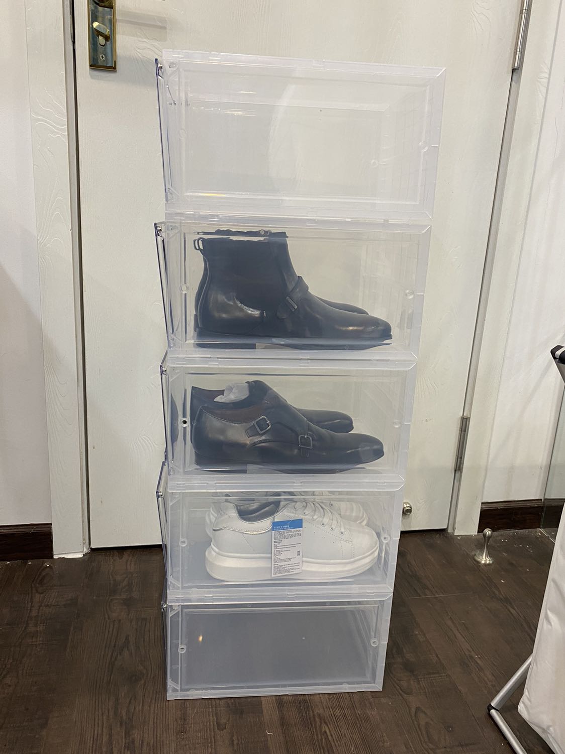 Hộp giày đẹp, chất lượng. Giao hàng nhanh. Đóng gói cẩn thận. Tuy nhiên, nam châm hít không tốt nên cứ hở cửa. Mối nối giữa các hộp giày dễ rớt, không chắc chắn.