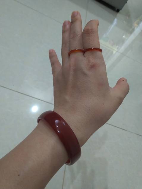 Mình mua bộ nhẫn và vòng tay luôn. Vòng tay vừa mỏng nhẹ màu đẹp, vừa vặn, ôm tay. Mình rất thích, rất hài lòng. Sẽ tiếp tục ủng hộ shop!