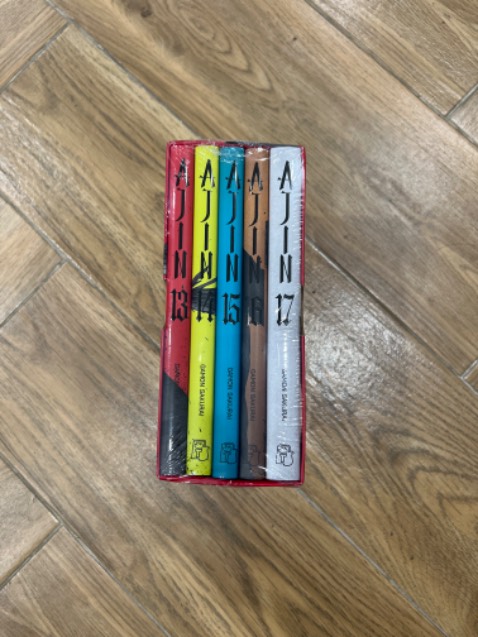 Vẫn là Tiki, vẫn chống sốc bằng cát tông 1 mặt duy nhất cho đơn nhiều cuốn có cả boxset; bất ngờ là ko cuốn nào df 🤣
Mua đợt thăng cấp tv tặng mã + đổi astra + chiết khấu giá rất tốt