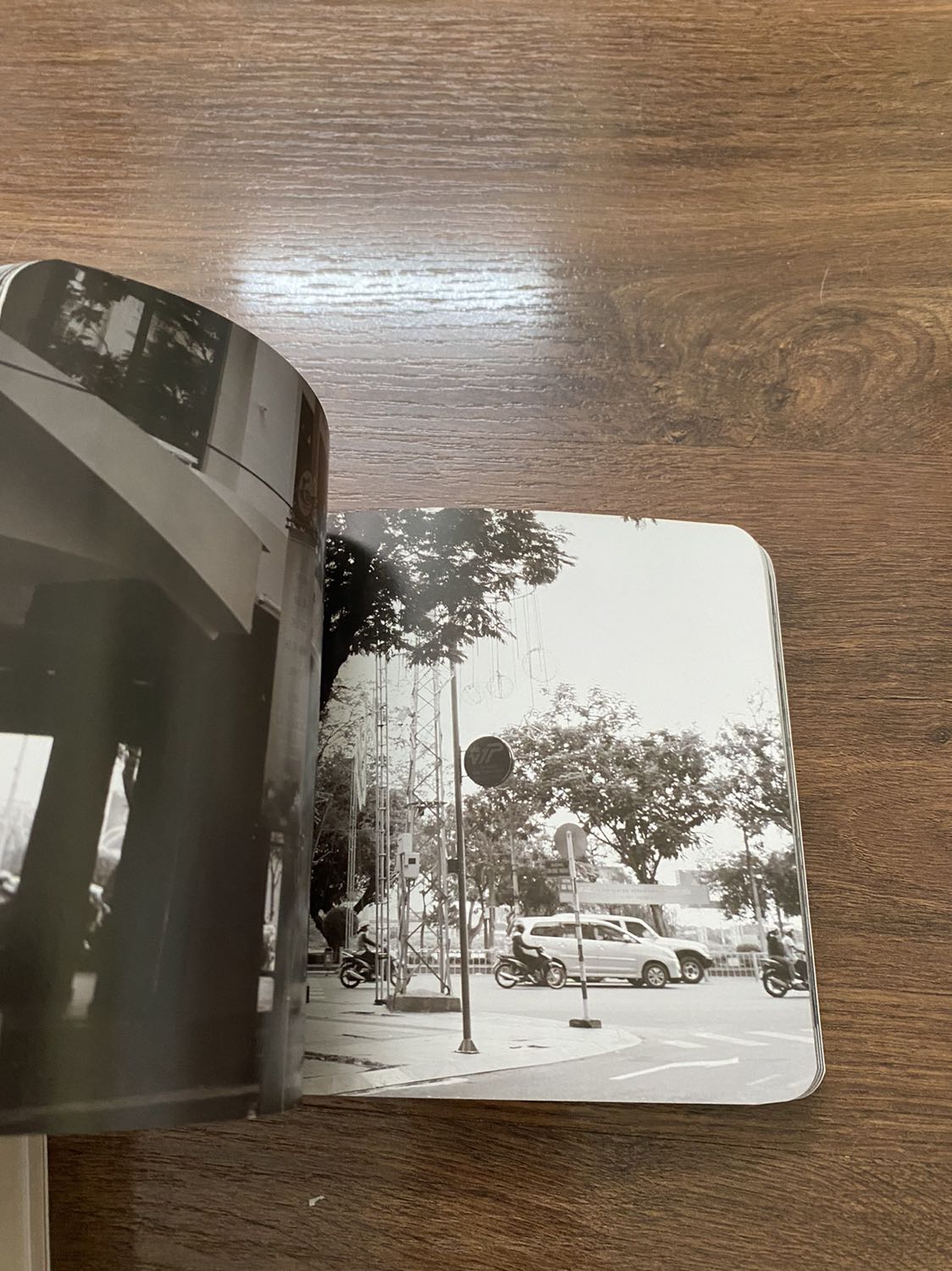 Hơi cũ và có vết hằn như hình, nội dung khá ok