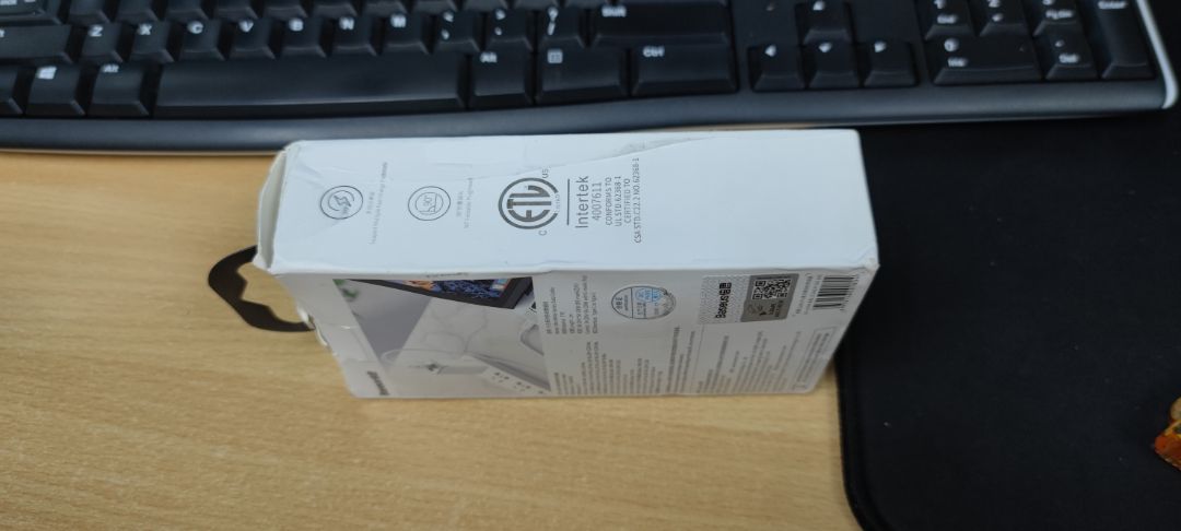 Vỏ hộp nát, nhưng chắc cũng chưa tới trăm lần mở. 
Dùng rất tiết kiệm điện, cắm vào đèn led ko sáng, 3 ổ sạc ổ nào cũng ko lên điện.