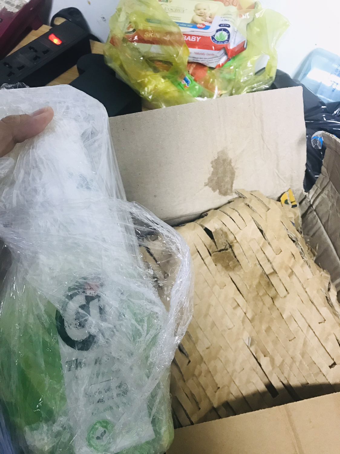 Đóng gói không kỹ nên mình nhận hàng đã bị vỡ 1 chai.