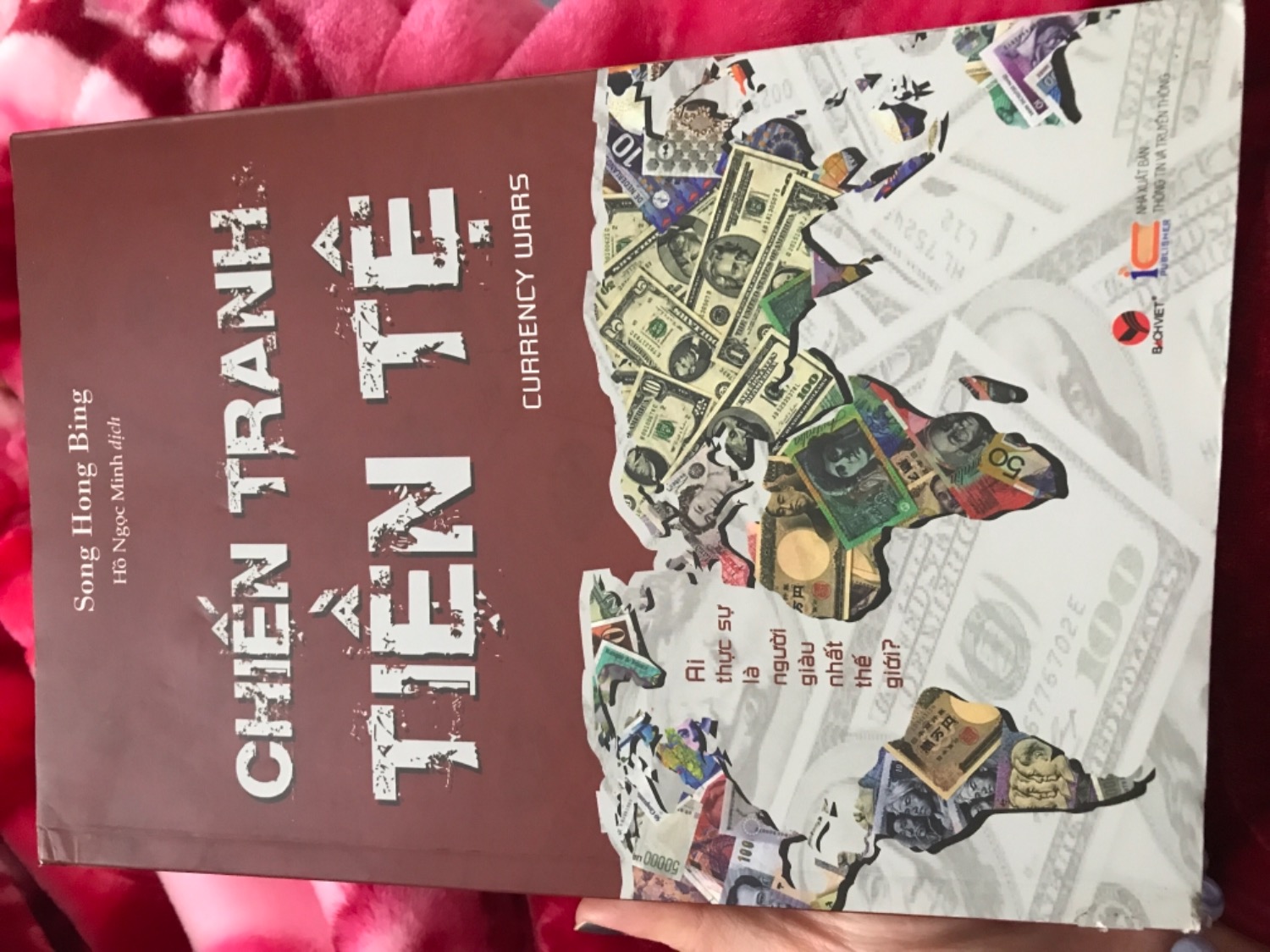 Góc sách bị tróc, nhăn nheo, mép sách bị vấy bẩn. Sách trông như hàng cũ, tồn kho ý chứ không phải sách mới. Thất vọng.