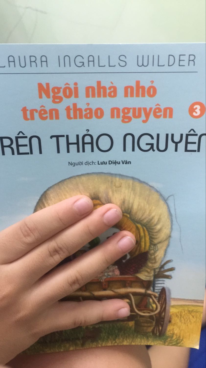 Ngôi nhà nhỏ trên thảo nguyên là bộ phim gắn liền với tuổi thơ 8x của mình, nên mình mua bộ sách này để đọc cho bé nghe. Bé rất thích và hình dung được cảnh thiên nhiên rộng lớn, bạt ngàn của nước Mỹ tk19, cuộc sống của con người trong thời kỳ khai hoang. Tình yêu gia đình, sự dũng cảm, nhân hậu của con người thời đó thật đáng quý! Đây là bộ sách đáng để đọc và nuôi dưỡng tâm hồn trẻ thơ!