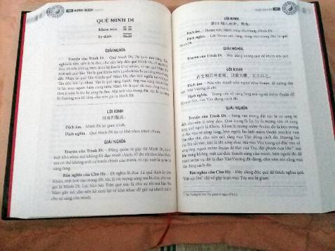 Về hình thức trình bày thì bản Kinh Dịch này của Minh Thắng không làm tôi thất vọng, không hoặc rất hiếm có lỗi sai về chính tả, câu cú. Bìa làm cứng cáp và chắc, ngoài ra còn có lớp áo bọc ngoài bìa. Tuy vậy, bản này không ghi tiêu đề cho từng phần như Thoán truyện, Đại tượng, Tiểu tượng, Văn ngôn, Hào từ, làm tôi thấy hơi bất tiện khi phân biệt được phần nào ra phần nào, hay muốn biết đang đọc tới đâu trong từng hào.
Về nội dung thì bản dịch của Ngô Tất Tố hầu như chỉ lấy những kiến giải của Tống Nho (như Trình Di, Chu Hi, và các tiên nho) để chú giải cho các quẻ. Dĩ nhiên cụ Ngô ở phần giới thiệu có trình bày cách đọc và học Dịch cần phải ra sao, và những lời khuyên đó thật đúng với tinh thần Kinh Dịch (tức học Dịch thì “chỉ nên giữ cho lòng mình trống rỗng, để tìm ý nghĩa của nó, không nên giữ ý kiến riêng của mình”, còn phần chú giải của các nhà Tống Nho thì chỉ nên để tham khảo thôi, chứ không cố chấp, câu nệ học theo những lời văn của họ). Ngoài ra còn một điểm cần lưu ý là cụ NTT không dịch hai phần Hệ từ và Thuyết quái, vốn là hai phần đáng tham khảo khi học Dịch.
Nói chung, bản của cụ Ngô dù sao cũng mang khuynh hướng của Tống học (tức Lý học, loại bỏ ảnh hưởng của Phật, Đạo tới Nho giáo); nếu độc giả mong chờ những kiến giải của Đạo gia, hay của Nho gia trước thời Tống như Vương Bật thời Tam Quốc thì bản này không đáp ứng được.
Riêng tôi thì thấy đã đọc bản của cụ Ngô thì đọc thêm bản của cụ Thu Giang mới có thể quan sát được sự tương phản thú vị giữa các góc nhìn (tuy nhiên bản dịch đó khá rối rắm vì cụ TG vừa dẫn Lão Trang, Khổng Mạnh, vừa dẫn các triết gia Tây phương và Phật gia vào để chú giải). Nói đi thì cũng nói lại, cái cốt ở Kinh Dịch là cái gợi lên trong tâm hồn của người đọc, còn cách nghĩ của các nhà chú giải kia có quan trọng bằng đâu, đọc sao thì hay vậy thôi. Trang Tử có viết: “Có Lời là vì Ý, được Ý hãy quên Lời.”