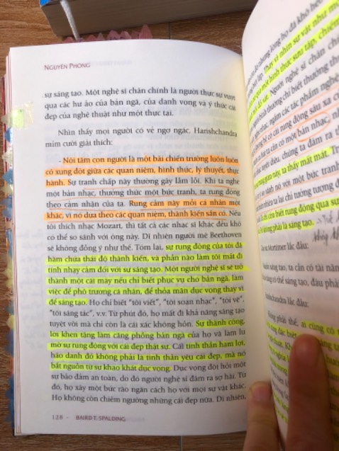 Mình đã đọc xong cuốn này và lần này mua thêm để tặng quà 20-11 cho Giáo viên.với mình thế hệ con em chúng ra có tốt đẹp hay tệ hại hơn là do một phần ảnh hưởng rất lớn từ môi trường học tập ,sống của các con và cả do thái độ ứng xử của cha mẹ .những người xung quanh
Trong đó quan trọng hơn hết là.các thầy cô giáo có tầm  ảnhhưởng rất lớn đến nhiều thế hệ.vì thế cha mẹ .các thầy cô giáo .... Phải là những người có đạo đức có trí tuệ thì mới có thể dạy được cho thế hệ trẻ biết sống có đạo đuc trí tuệ.....tất cả những điều đó xuất phát từ tâm linh của mỗi người ( không có sự phân biệt tôn giáo).sách của tác giả nguyên phong rất phù hợp cho những ai bắt đầu đi trên hành trình biết quay về tìm hiểu cái bên trong bản thân mình-hành trình tâm thức- bất kể bạn là tôn giáo nào- không mê tín