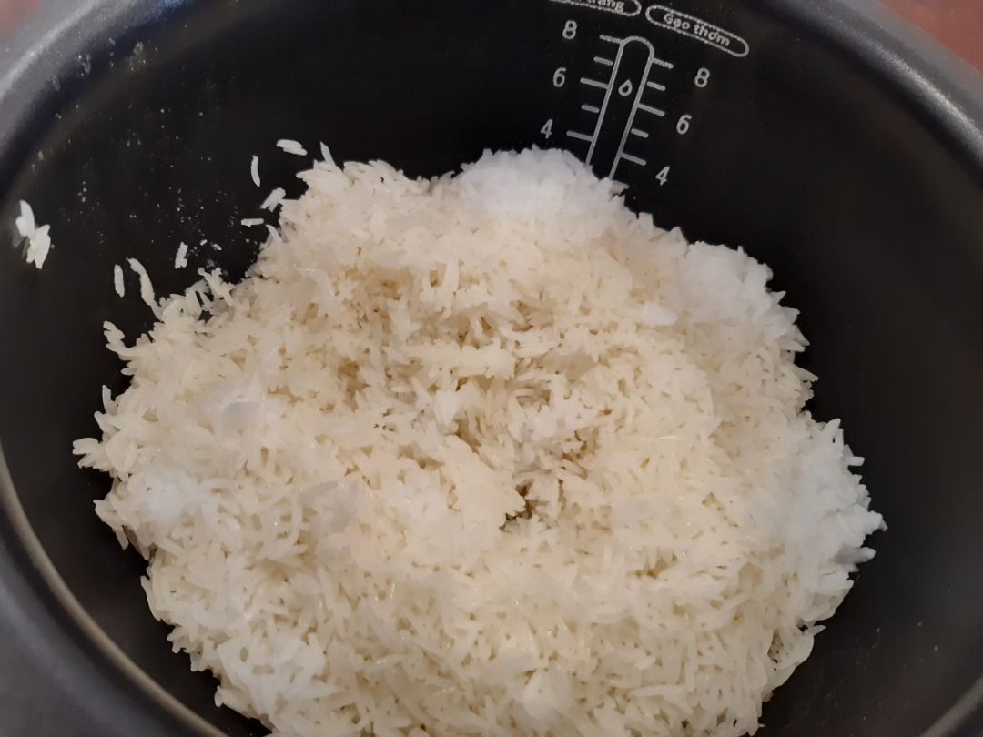 về chất lượng nồi cơm
Nồi cơm nấu quá tệ, để hâm nóng 3h là mặt trên cơm bị khô, có vài chổ vành ngoài bị nhão do hơi nước. Mua nồi cao tần để nấu cơm ngon và hâm qua ngày, mà không ngờ cơm nấu ra còn tệ hơn nồi panasonic thường, nồi bình thường để hâm qua ngày vẫn ngon, cơm dẻo bình thường, không bị cháy khô đáy nồi. 
về dịch vụ tiki
quá tệ, khi mua đc 5, 6 ngày tôi thấy nấu không ổn nên nhờ tiki xem xét cho tôi trả lại hàng. vì như quy định các hàng điện tử ở các nơi đều đc trả lại hàng vì bất cứ lý do nào trong 7 ngày. dù tôi đã nói rõ chất lượng sản phẩm quâ tệ nhưng tiki vẫn kiên quyết không giải quyết.
nói tóm lại khi mua nồi cơm này bên tiki vì giao hàng ngay 2h nhưng thật sự thất vọng vì chất lượng nồi, chưa từng tháy một nồi cơm nào nấu dỡ như vậy. 
Quá thất vọng với hảng Tefan. Chất lượng ÂM Sao chứ không đáng 1 sao. 
Quá thất vọng vì cách giải quyết của Tiki.