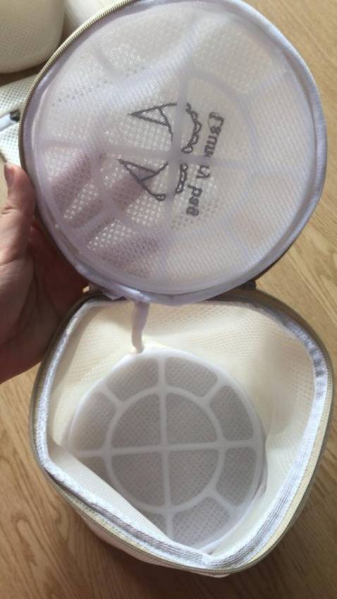 Hàng đẹp và chất lượng lắm nha, hình ảnh trên bề mặt là thêu, vải dày dặn 2 lớp, thiết kế phù hợp với từng loại quần áo khác nhau, đường may chắc chắn cẩn thận, có cả phần chun giấu khoá kéo tránh tuột khoá và dây treo để dễ phơi nữa. Giá rẻ, ship nhanh, nên mua nha các bạn.