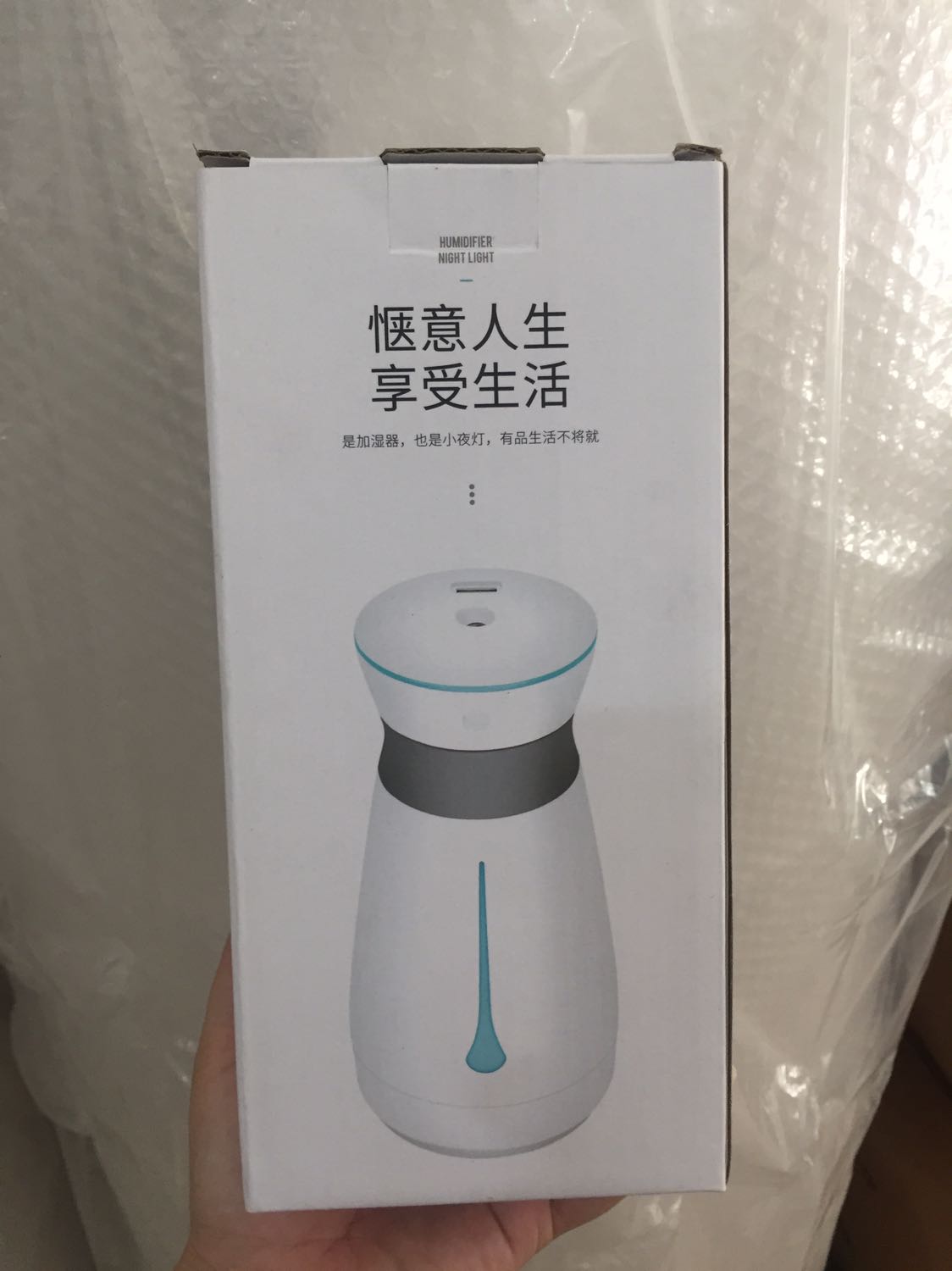 Thấy sản phẩm rất mới trên sàn Tiki, vì thấy shop bán giá rất hợp lý nên quyết định mua.
Nhận hàng thì thấy máy khá là đẹp hơn so với trên ảnh mô tả, shop đóng gói kỹ nên hàng nhận nguyên seal k hề bị móp méo.
Thấy khá là dễ sử dụng, bấm công tắc là máy hoạt động. ?? Dùng 1 thời gian nếu ổn chắc mình sẽ mua thêm cho người nhà dùng