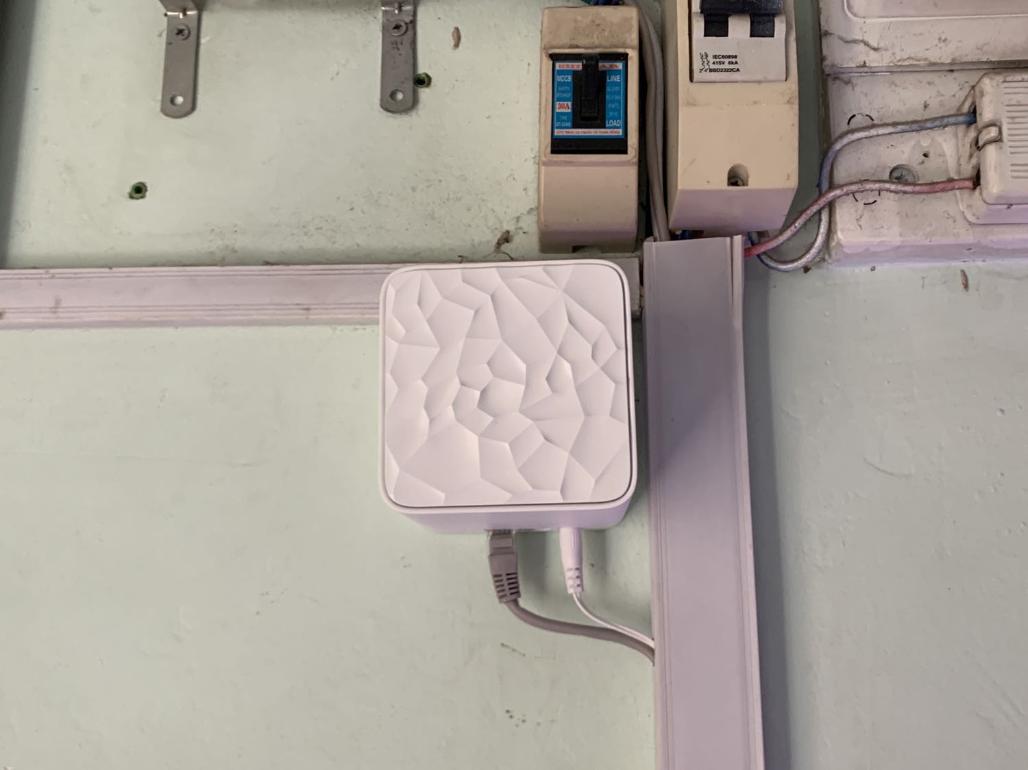 Sản phẩm tuyệt vời. Kết nối nhanh gọn và dễ. Tín hiệu mạnh ngang ngửa cap LAN. Vote 5 sao cho sản phẩm. Đã giới thiệu 2 người bạn mua.