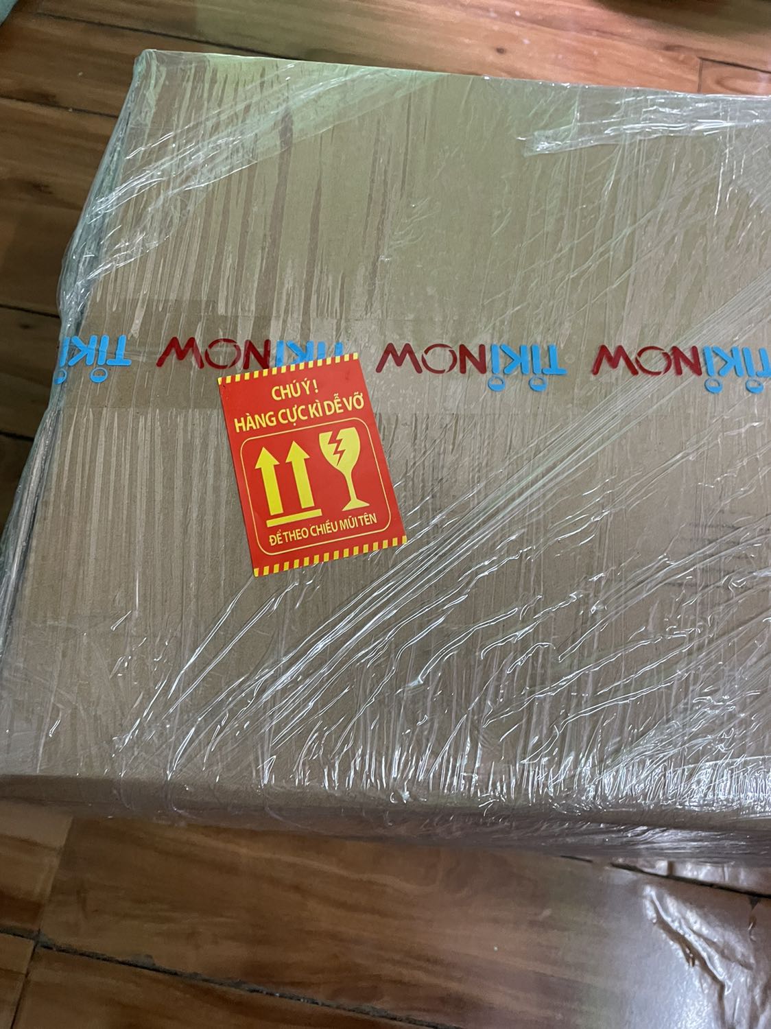 Sản phẩm được đóng gói cẩn thận. Mặc dù shop để giao màu ngẫu nhiên, nhưng mà nhận được màu xám mình thích lắm. Quạt khá êm, vừa đủ đung cho diện tích phòng trên dưới 15m2. Hãng senko này thì chất lượng khá tốt, chỉ hy vọng không bị trục trặc khi sử dụng thôi.