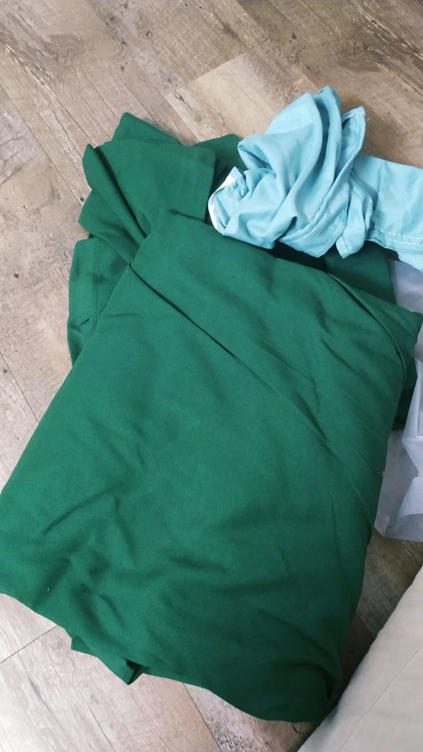 mình mua hai bộ, xanh lá và xám. thấy cũng ok nhưng tặng áo gối ôm nên cùng màu luôn chứ nhỉ. hơi khác tone